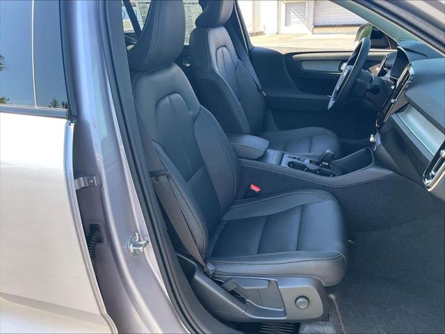 2026 Volvo XC40 Core, B5 AWD Gas (mild hybrid), Dark
