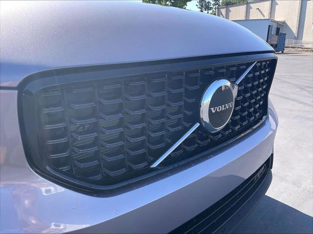 2026 Volvo XC40 Core, B5 AWD Gas (mild hybrid), Dark