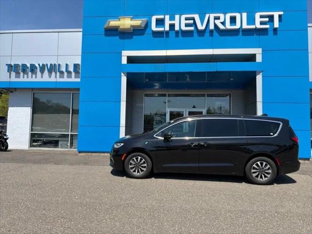 2022 Chrysler Pacifica Hybrid Touring L for sale in Terryville, CT