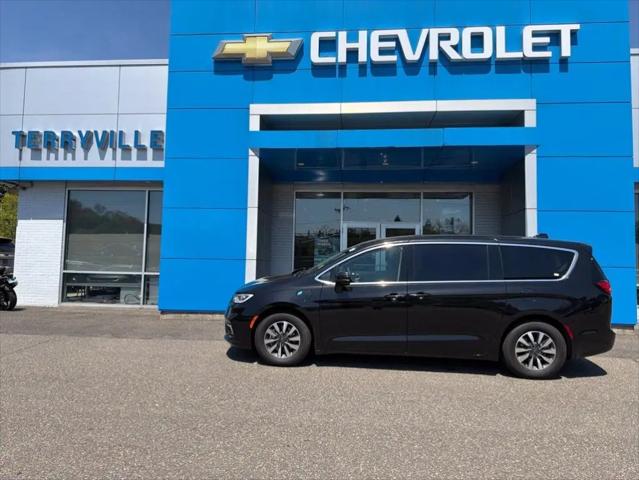 2022 Chrysler Pacifica Hybrid Touring L for sale in Terryville, CT