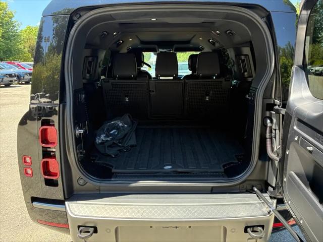 2024 Land Rover Defender 130 P400 Outbound