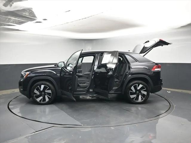 2026 Volkswagen Atlas Cross Sport SE with Technology