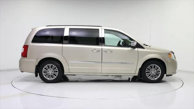2016 Chrysler Town & Country Touring-L