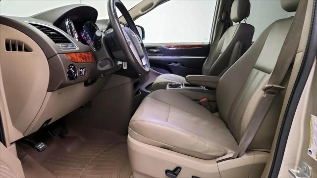 2016 Chrysler Town & Country Touring-L