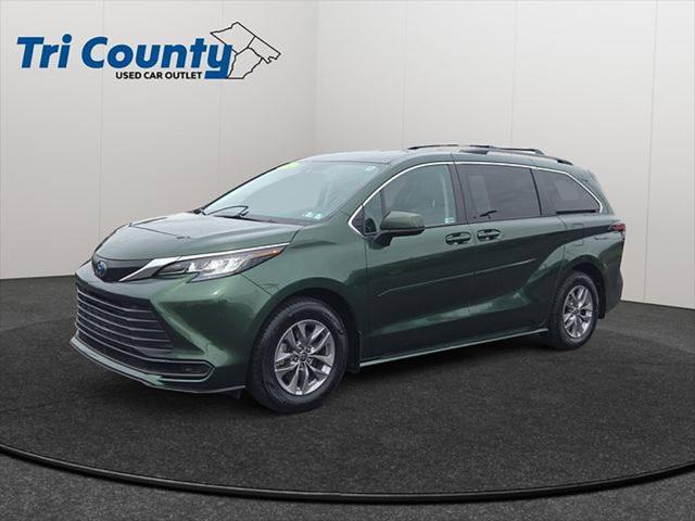 2022 Toyota Sienna LE 2022 Toyota Sienna LE