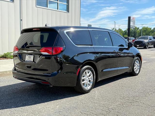 2025 Chrysler Voyager LX