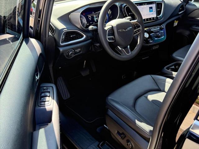 2025 Chrysler Voyager LX