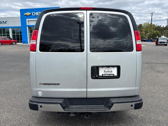 2025 Chevrolet Express Passenger RWD 2500 Regular Wheelbase LT