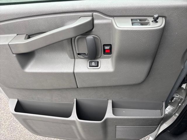2025 Chevrolet Express Passenger RWD 2500 Regular Wheelbase LT