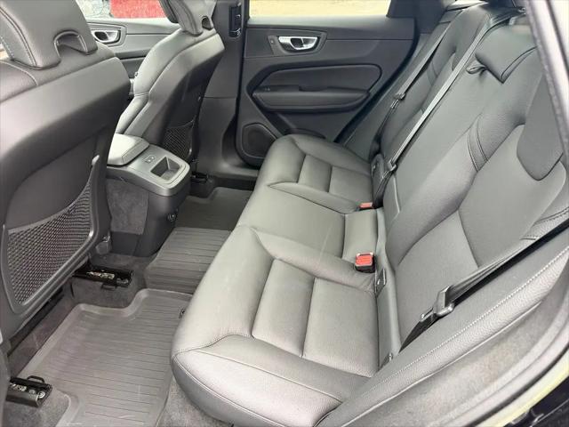 2023 Volvo XC60 B5 Plus Dark Theme