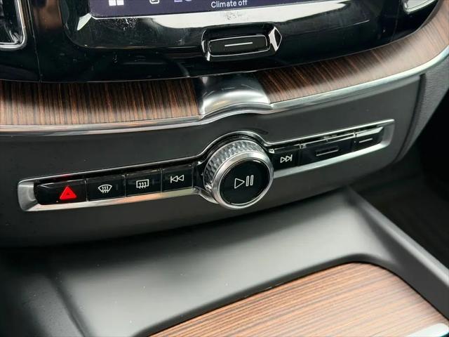 2023 Volvo XC60 B5 Plus Dark Theme
