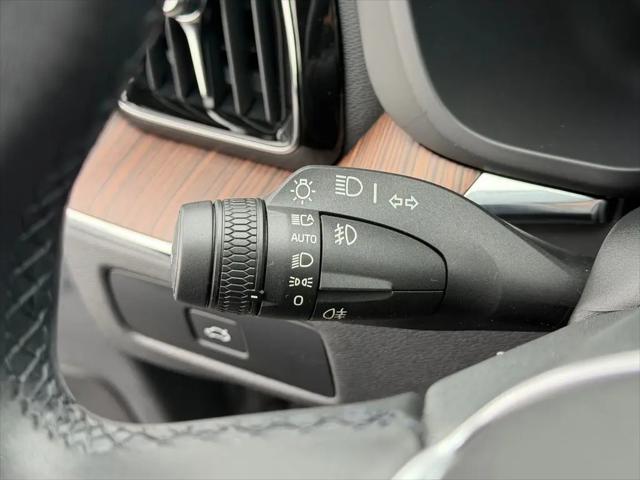 2023 Volvo XC60 B5 Plus Dark Theme