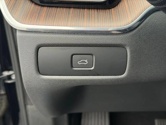 2023 Volvo XC60 B5 Plus Dark Theme