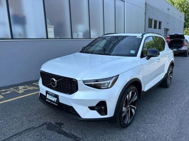 2023 Volvo XC40 B5 Plus Dark Theme