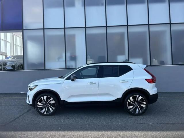 2023 Volvo XC40 B5 Plus Dark Theme