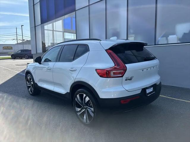 2023 Volvo XC40 B5 Plus Dark Theme