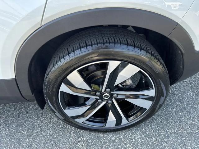 2023 Volvo XC40 B5 Plus Dark Theme