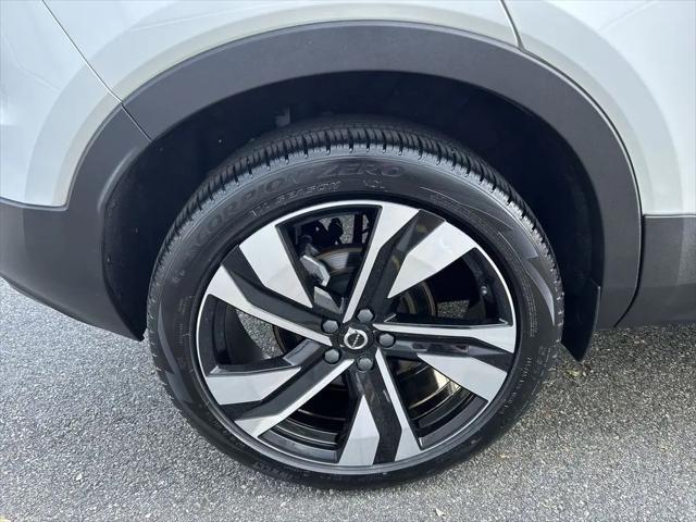 2023 Volvo XC40 B5 Plus Dark Theme