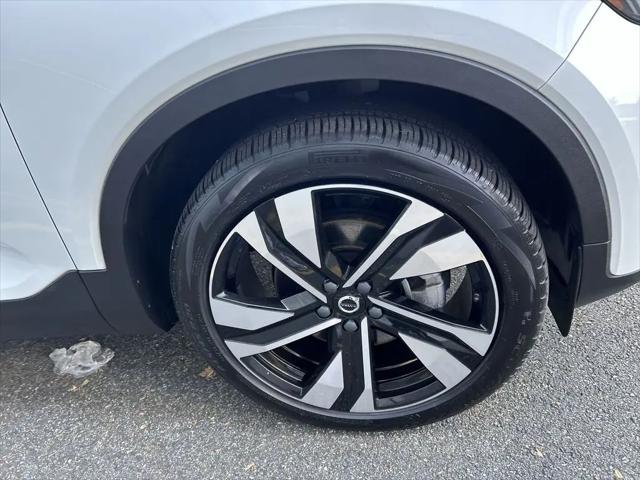 2023 Volvo XC40 B5 Plus Dark Theme