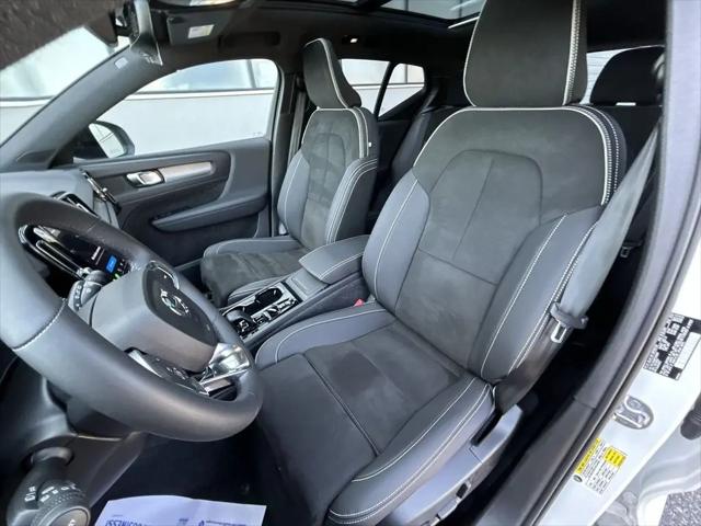2023 Volvo XC40 B5 Plus Dark Theme