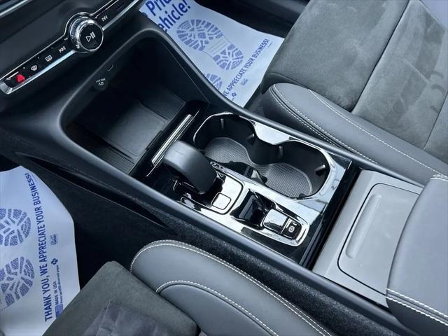 2023 Volvo XC40 B5 Plus Dark Theme