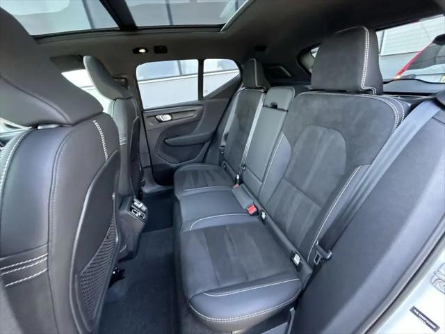 2023 Volvo XC40 B5 Plus Dark Theme