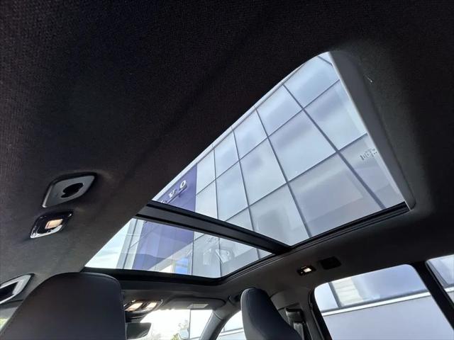 2023 Volvo XC40 B5 Plus Dark Theme