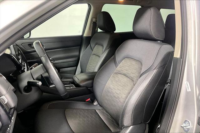 2025 Nissan Pathfinder SV - Photo 25