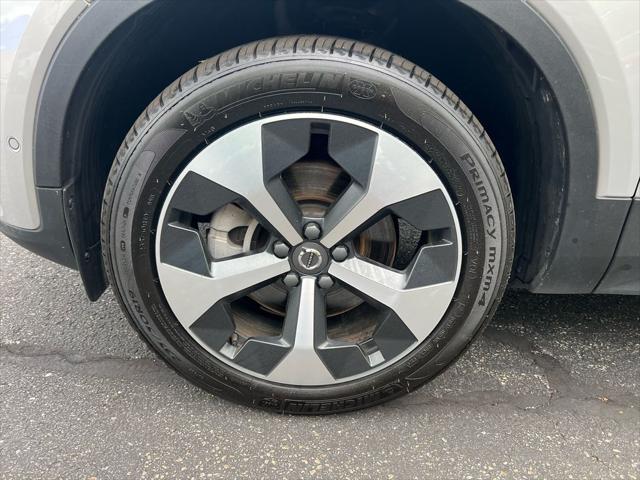 2024 Volvo XC40 B5 Plus Dark Theme