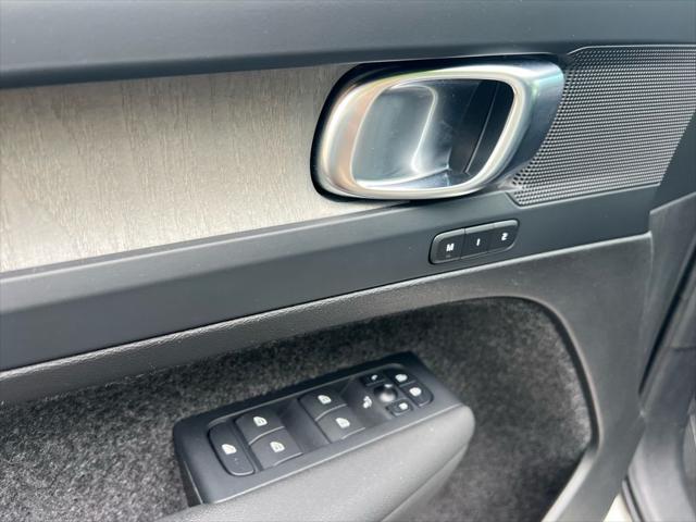 2024 Volvo XC40 B5 Plus Dark Theme