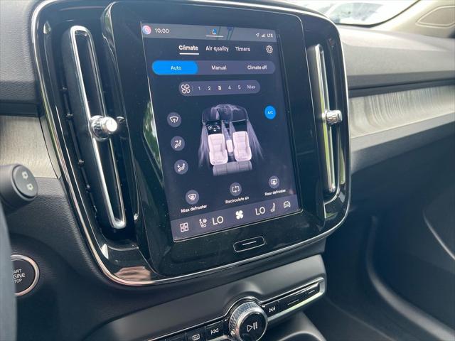 2024 Volvo XC40 B5 Plus Dark Theme
