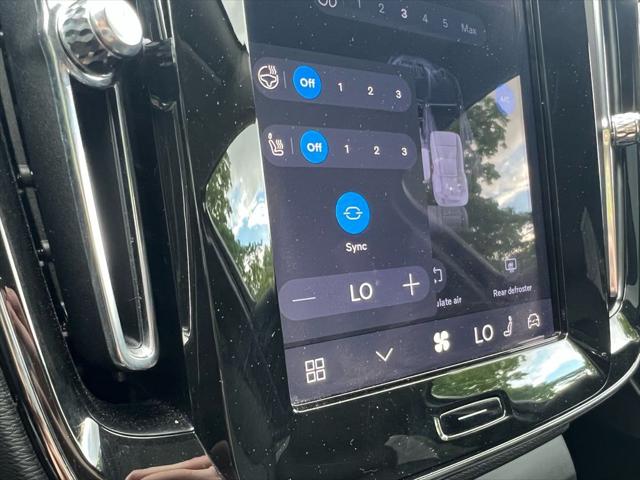 2024 Volvo XC40 B5 Plus Dark Theme
