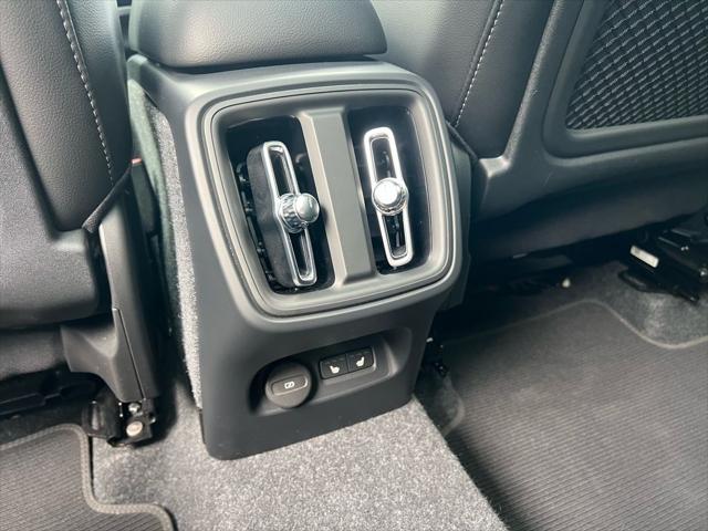 2024 Volvo XC40 B5 Plus Dark Theme