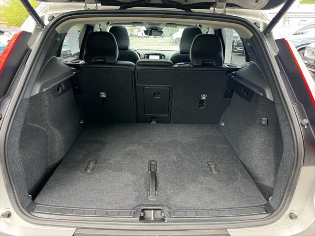 2024 Volvo XC40 B5 Plus Dark Theme