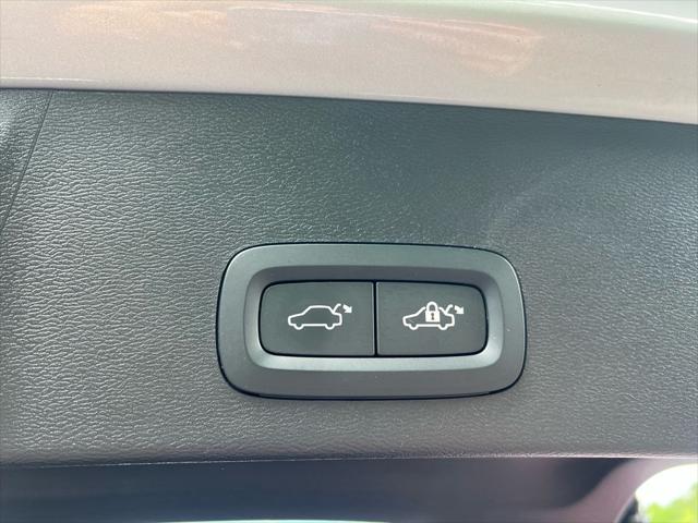 2024 Volvo XC40 B5 Plus Dark Theme