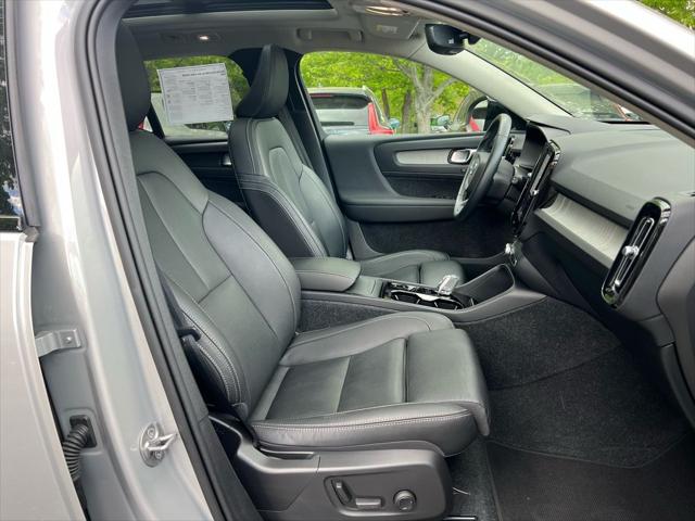 2024 Volvo XC40 B5 Plus Dark Theme