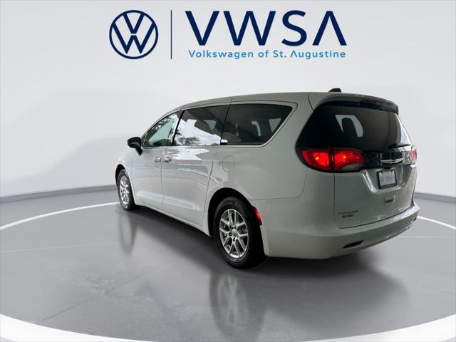2023 Chrysler Voyager LX