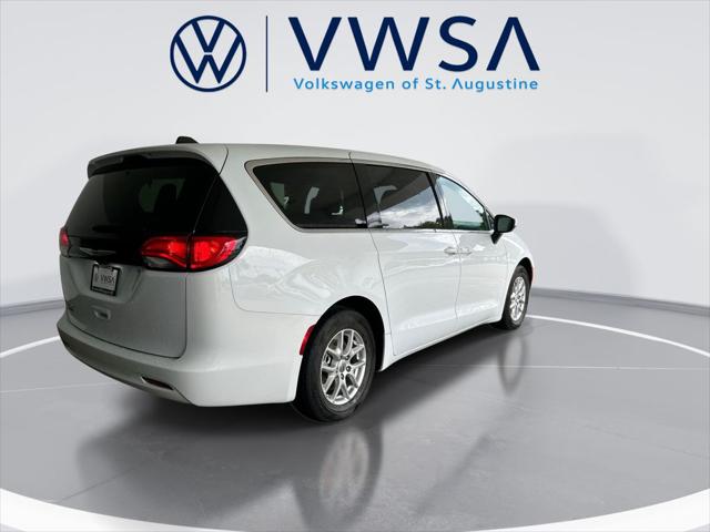 2023 Chrysler Voyager LX