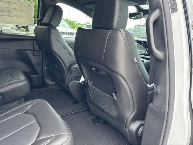 2027 Chrysler Pacifica Select