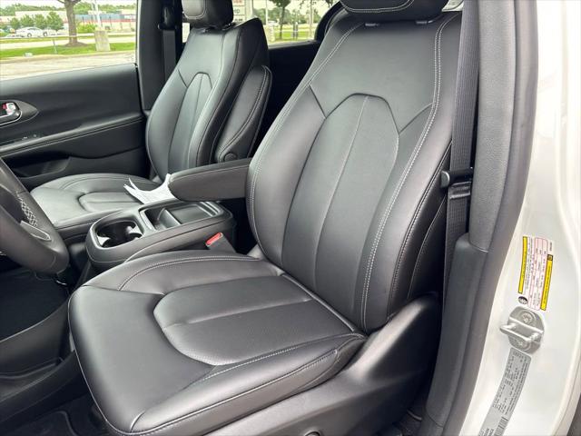 2027 Chrysler Pacifica Select