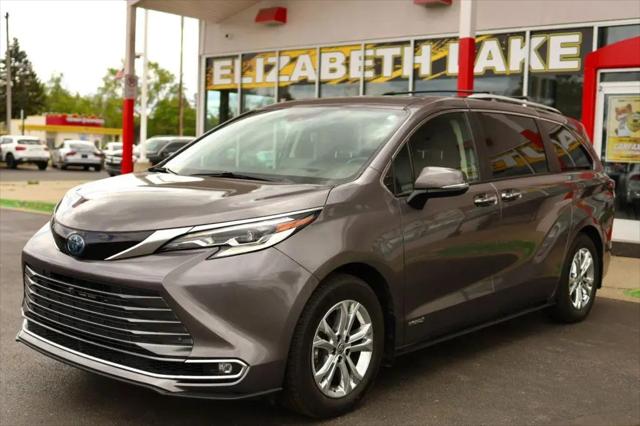 2021 Toyota Sienna Platinum for sale in Waterford, MI