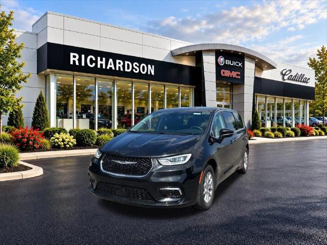 2023 Chrysler Pacifica Touring L for sale in Midland, MI