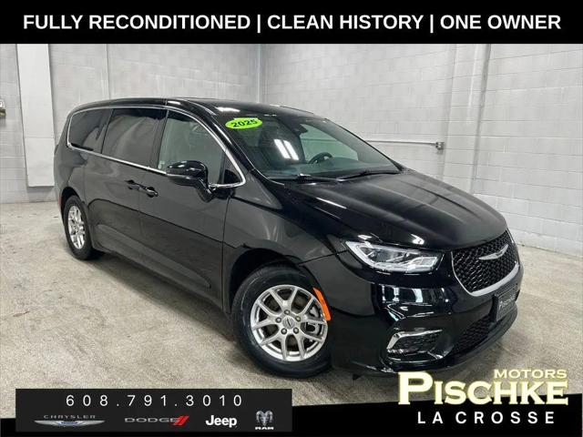 2025 Chrysler Pacifica Select for sale in La Crosse, WI