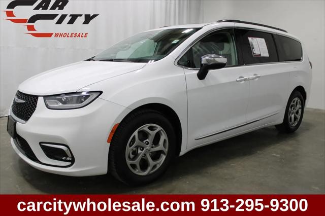 2023 Chrysler Pacifica Limited for sale in Shawnee, KS