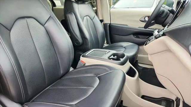 2023 Chrysler Pacifica Hybrid Touring L