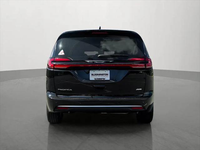 2027 Chrysler Pacifica Select AWD