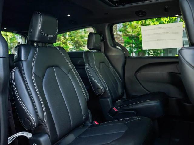 2027 Chrysler Pacifica Select AWD