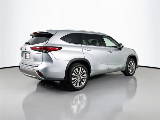 2023 Toyota Highlander Hybrid Platinum