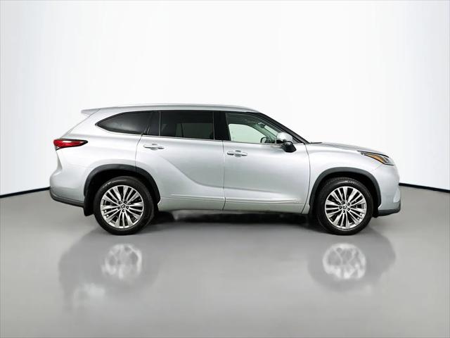 2023 Toyota Highlander Hybrid Platinum