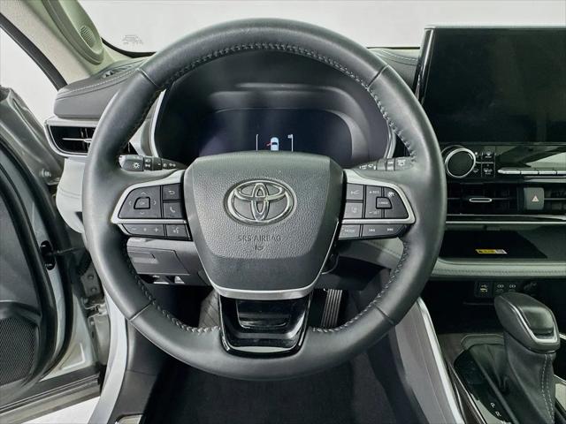 2023 Toyota Highlander Hybrid Platinum